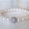 Bratara perle albe pentru alegeri inspirate